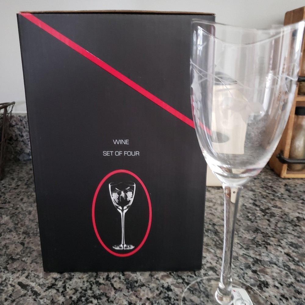 Qualia set of  four wine glasses